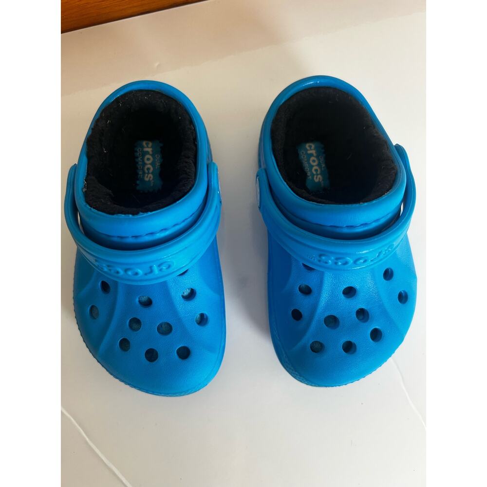 Crocs Toddler Size 6/7 Blue with black fleece lining - Picture 5 of 10